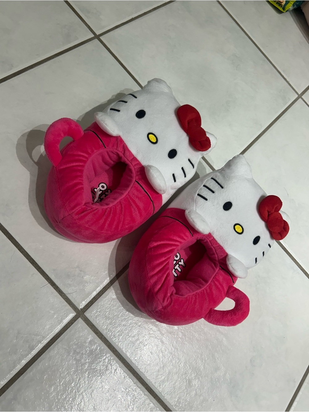 Hello Kitty Hot Pink Plush Kids Slippers with Red Bow Size 7/8 (Medium)